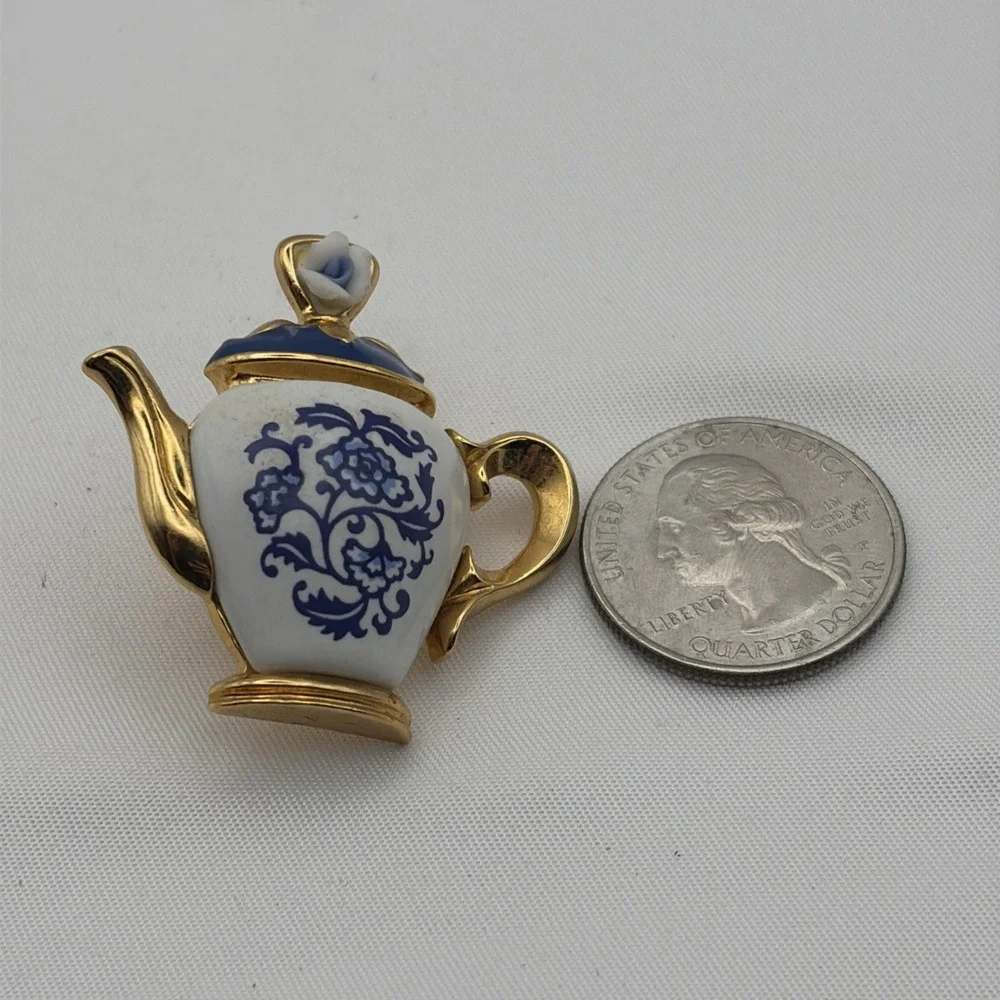 Vintage Avon Teapot Blue And White Ceramic Gold Tone Lapel Hat Pin